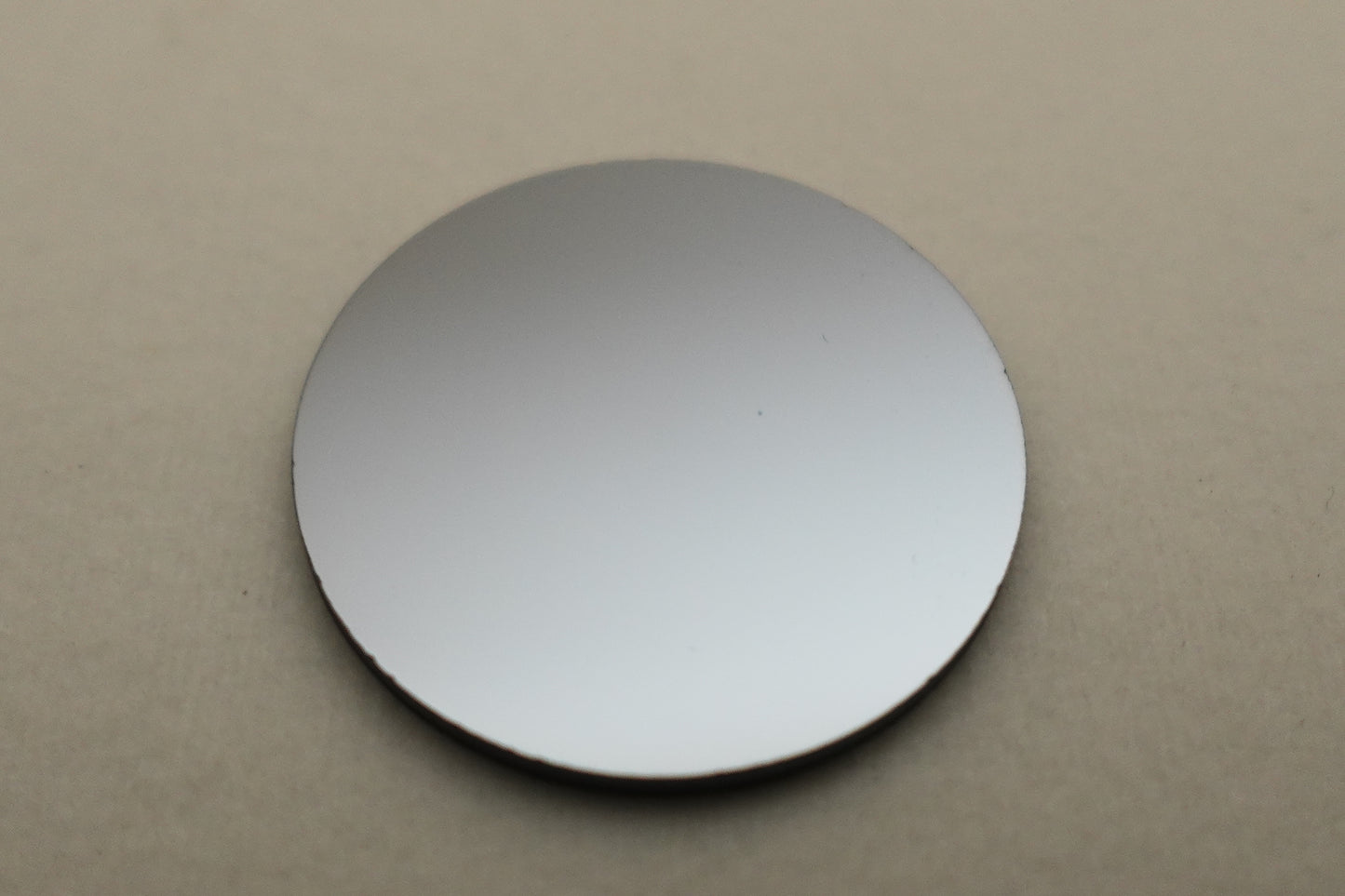 Round flat reflective sample holder pan for Panalytical without cavity on neutral background